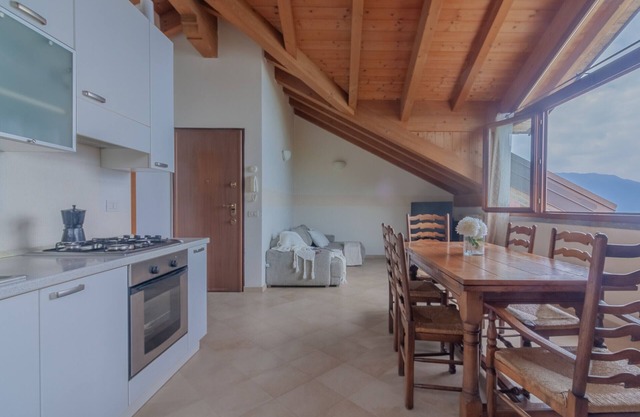 Queen Lake View by Varenna Holidays