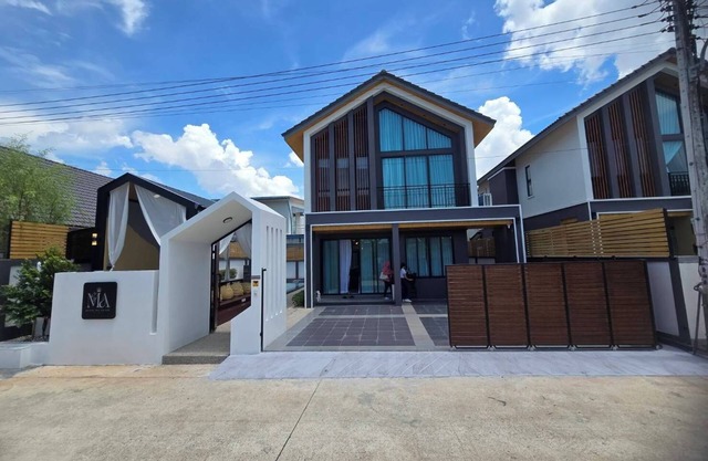 Queen Ma Pool Villa