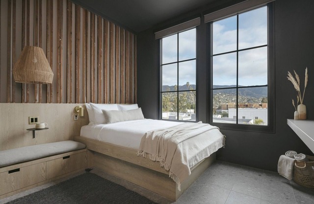 Queen-Sized Room, Lounge Area with Ideal Mountain Views!