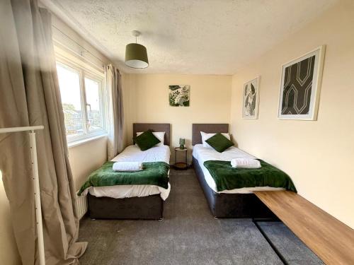 Queens Drive Long Stays Free Parking Sleeps 7