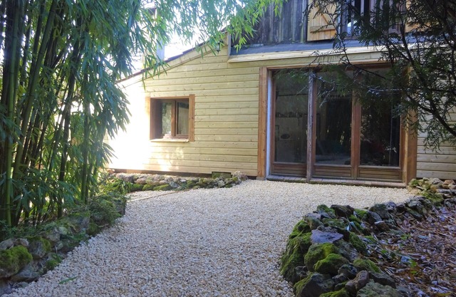 Quiet cottage in the countryside, swimming pool and air conditioning (Les Eyzies). Pets allowed.