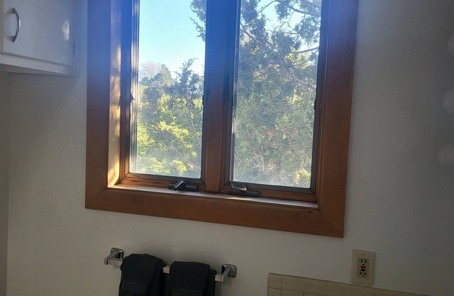 Quiet 1-bedroom apartment with private yard and mountain views in upscale area