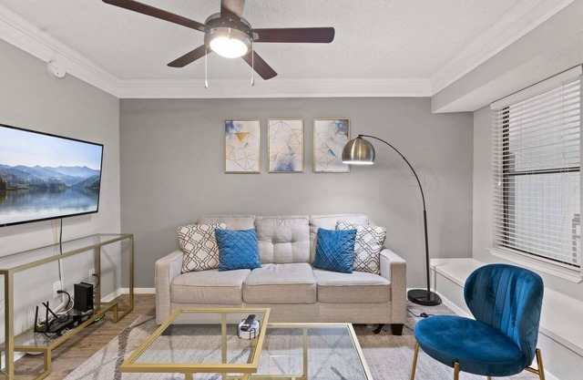 Quiet 1BR suite w/fast WiFi + king bed + pool
