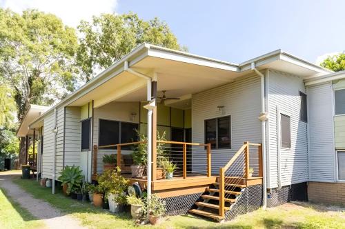 Quiet 2 bed home with Private Patio in Quaint Village