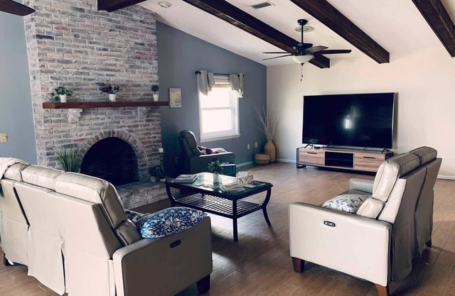 Quiet 2-BR house w/pool & office. Monthly rental.
