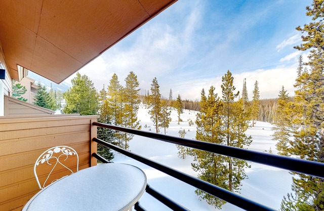 Quiet, 2-level condo with mountain view & fireplace - near shops