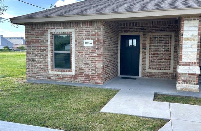 Quiet 2BR Retreat -Fenced yard -Modern Duplex