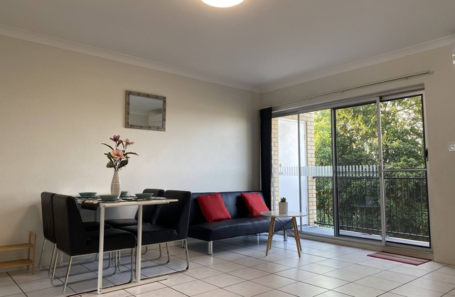 Quiet, 3km from Brisbane CBD, large 2-bedroom apartment