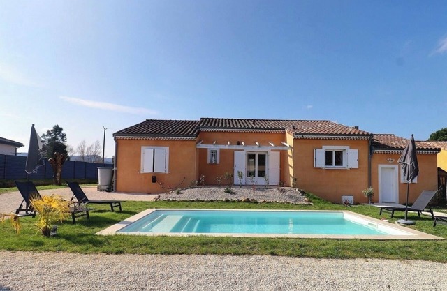 Quiet, air-conditioned house with pool in Vallon-Pont-d'Arc - Close to river.