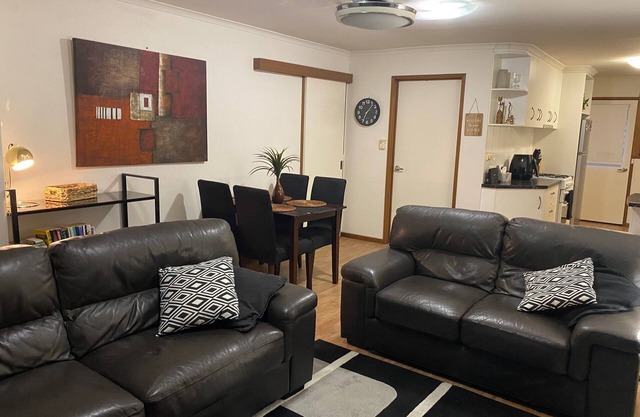 Quiet and comfortable 2 bedroom apartment, 65 inch Smart TV