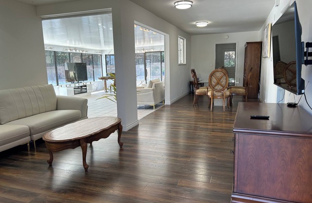 Quiet and Private Hillside Single Home 3bed/2bath in Monterey Park