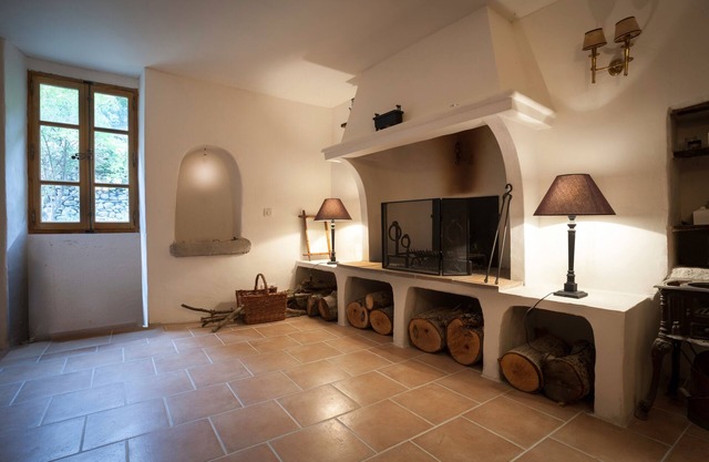 QUIET AUTHENTICITY IN VILLAGE HOUSE FOR 4 PEOPLE