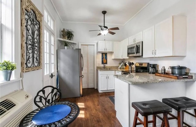 Quiet condo in the heart of the French Quarter! Reserve now for Superbowl 2025!