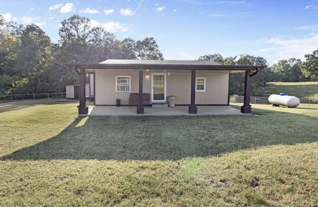 Quiet Country cottage in Dickson, Tennessee. Only 40 miles from West Nashville.