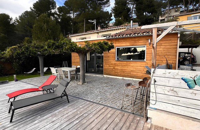 Quiet country house with swimming pool, close to all amenities. Aix en Pce