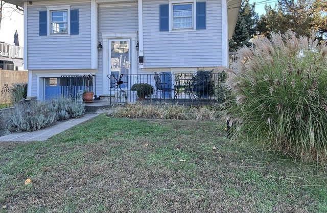 Quiet, Cozy, Coastal Beach Cottage, adjacent to Jennings Beach!