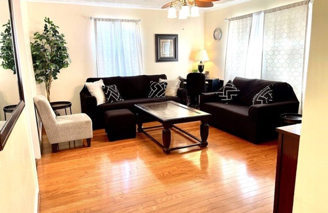 Quiet & Downtown Smart TVs in all bedrooms, minutes from base.