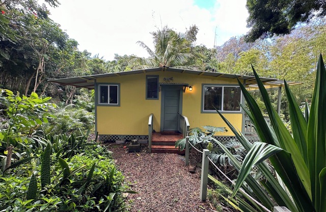 Quiet eco-friendly studio nestled in Bamboo grove minutes from Hawi town