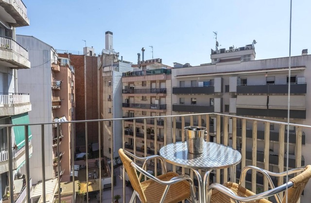 Quiet flat in the Arc de Triomf with Pool for 8