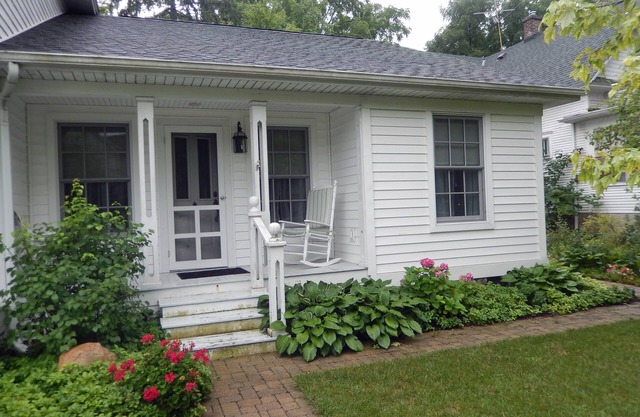 Quiet Getaway Steps From Downtown