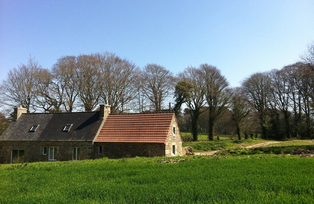 Quiet gîte in the park of a castle