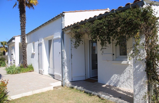 Quiet house in greenery 700m from the sea