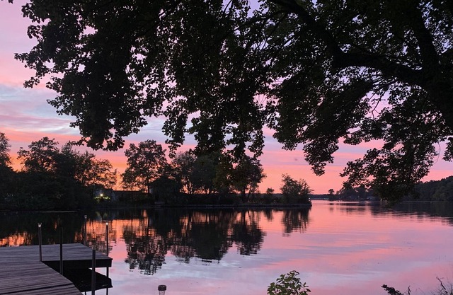 Quiet Lake Front Retreat