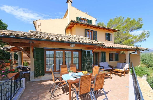 Quiet location in Inca, mountain views, private pool, modern facilities, ideal