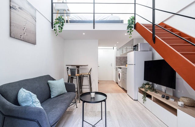 Quiet mezzanine flat - City centre