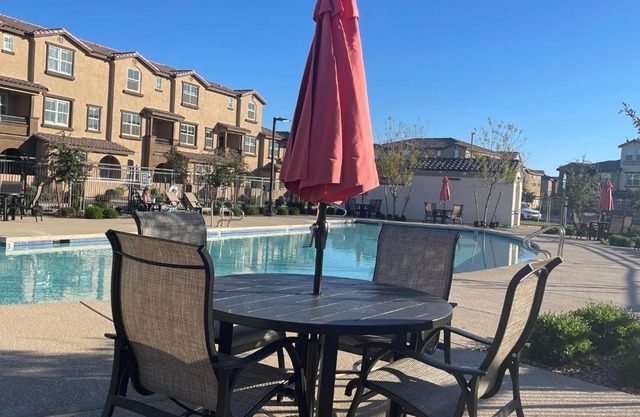 Quiet Private Room with Walk-in Closet, Pool, Grill