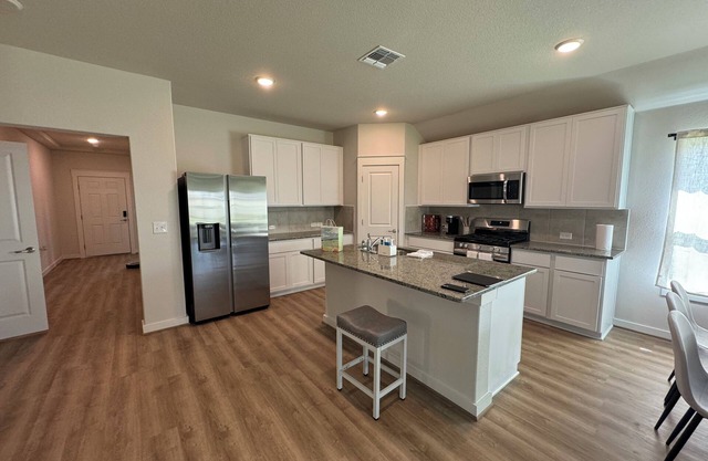 Quiet spacious 5-bedroom house with huge fenced yard near COTA, Tesla, Airport