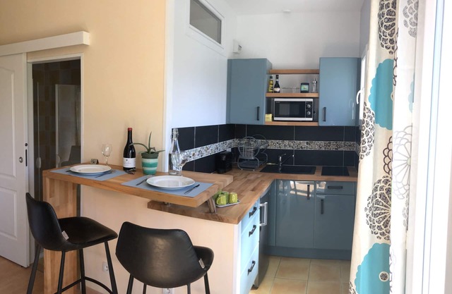 Quiet studio bathroom kitchen wc swimming pool & parking