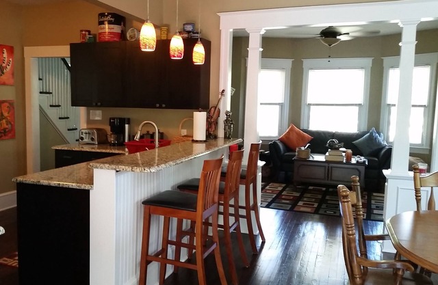 Quiet & Tasteful 1920's Home in Desirable Linwood