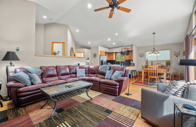 Quiet Townhouse Snuggled up to a Wooded Mountain View CS1