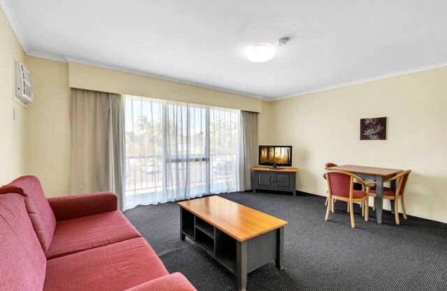 Quiet unit in leafy hotel