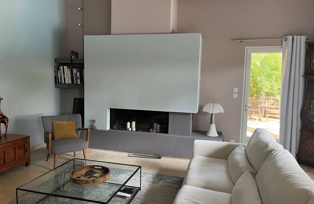 Quiet villa near a charming village in southern Provence