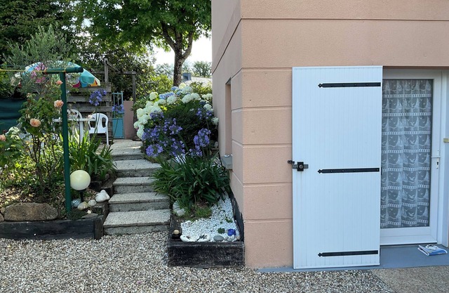 QUIMPER - Charming, comfortable studio with terrace on the beach road