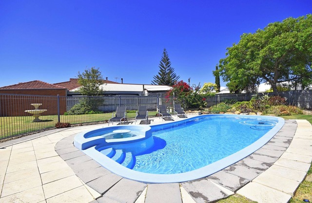 QUINNS RETREAT 4 bedroom 2 bathrooms with pool