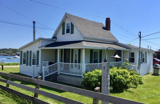 Quintessential Maine cottage overlooking the Cribstone Bridge with nearby beach access!