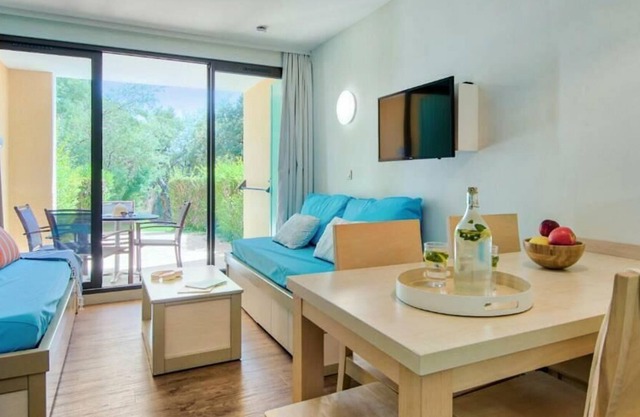Résidence Pierre & Vacances Les Parcs de Grimaud*** - Studio for 4 people - 1 sleeping area - Terrace or balcony