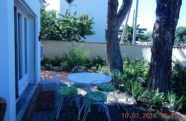 R C In a villa - Between the Rhone and the Sea
