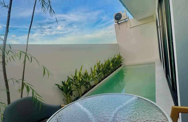 R Resident Resort