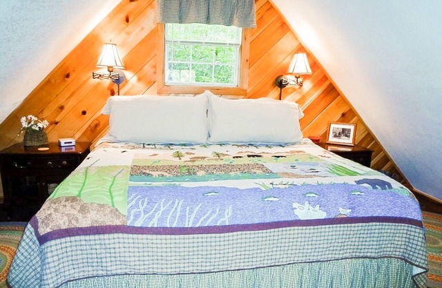 Raccoon Loft - Secluded Cabin with Fire Pit and Pickleball