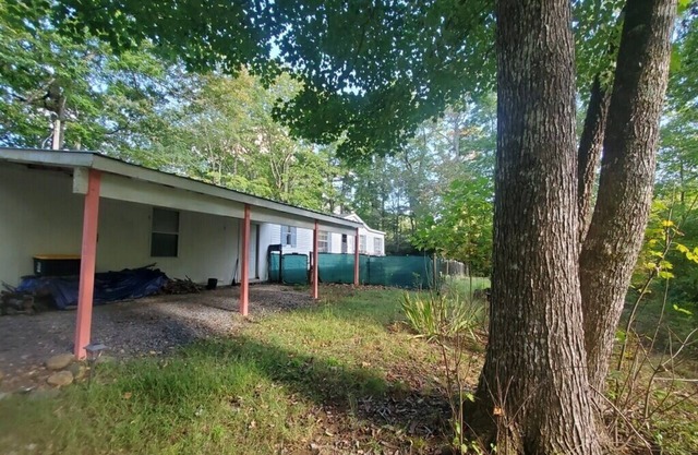 Rae's Place-Charming Mountain Getaway 2-bedroom house with AC in Burnsville