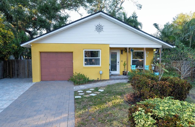 Rainbow House-PETS, 2BR, yard, pool, cabana, luxury upgrades, cul-de-sac