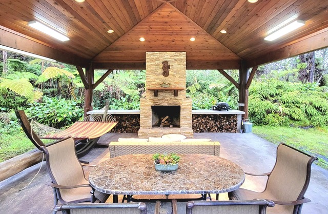 Rainforest Retreat w/Outdoor Fireplace & Hot Tub
