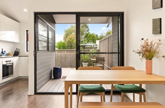 RAJAH 1 - Lovely Townhouse close to beach & shops