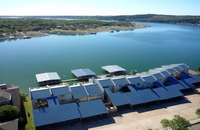 Ramp & boat slip swimming pool, hot tub LakeTravis