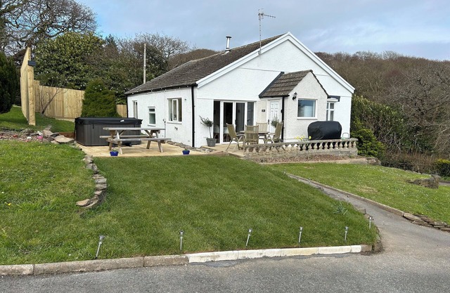 RAPHAEL HOUSE, family friendly, with hot tub in Burry Port