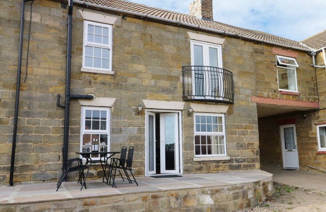 RAW PASTURES, family friendly, with a garden in Whitby